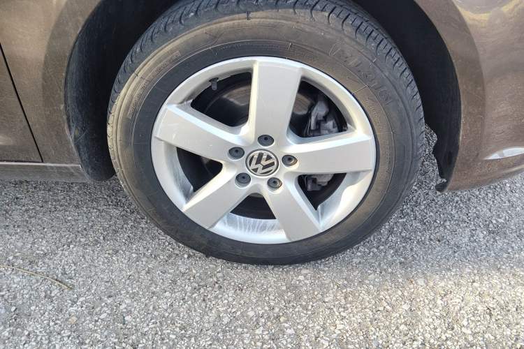 Used Volkswagen Touran 2013 1.4T Manual Fashion Edition 5 Seats Right Front Wheel Hub