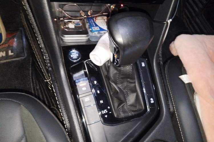 Used Volkswagen Tiguan L 2019 Updated Version 330TSI Automatic Two-Wheel Drive Panoramic Comfort Edition China VI Standard Gear Lever