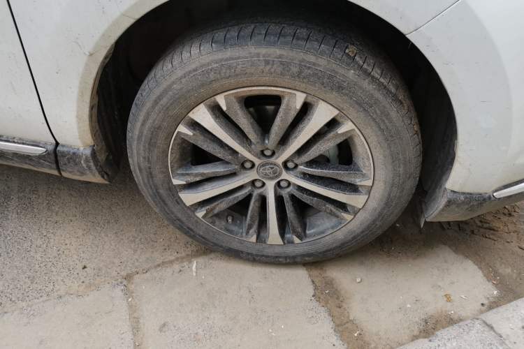 Used Toyota Venza 2023 2.0L CVT Two-Wheel Drive Luxury Edition Right Front Wheel Hub