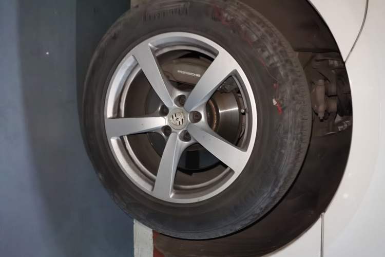 Used Porsche Macan 2017 Macan 2.0T Right Front Wheel Hub