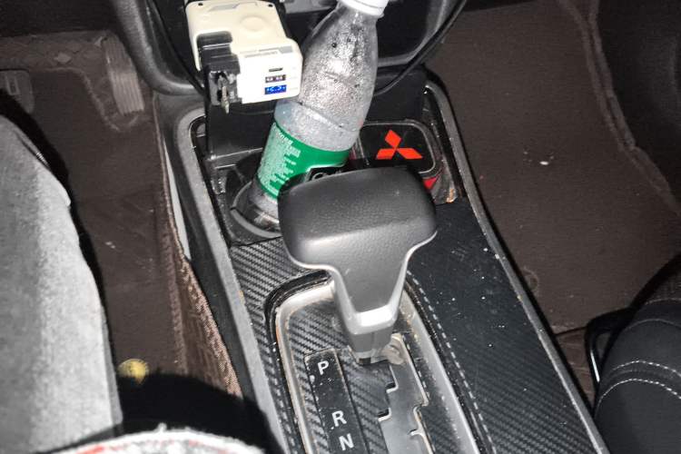 Used Mitsubishi Outlander 2018 2.4L 4x4 Elite Edition 5 Seats Gear Lever