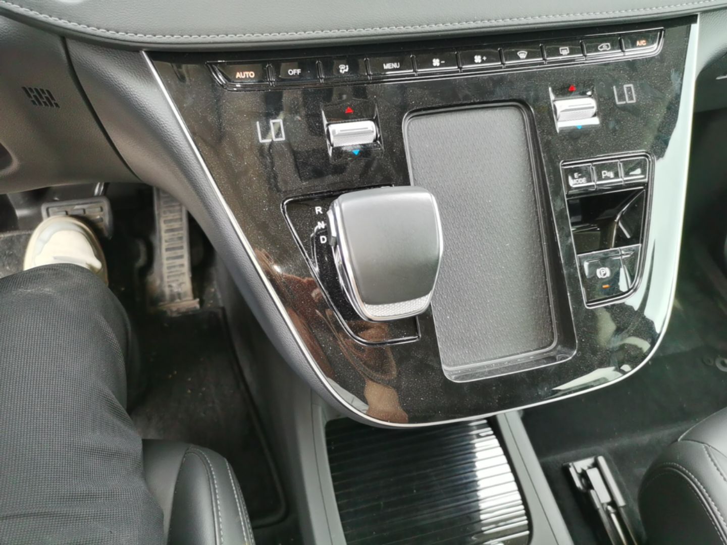 Hongqi HQ9 PHEV 2024 2.0T Four-Wheel Drive Business Edition — снимка 16
