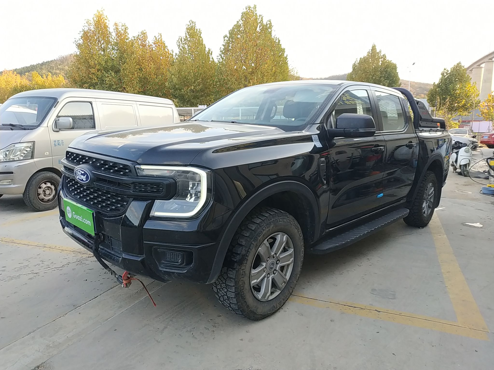 تحت مقدمة السيارة