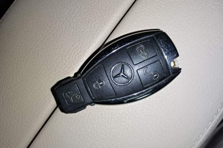 Used Mercedes-Benz V-Class 2021 V 260 Avantgarde Edition Vehicle Key