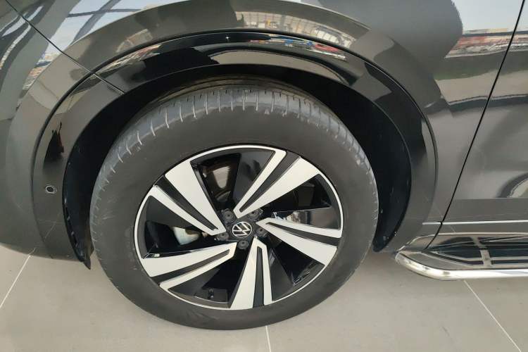 Used Volkswagen Tavendor 2023 380TSI Four-Wheel Drive R-Line Cruise Edition Left Front Wheel Hub
