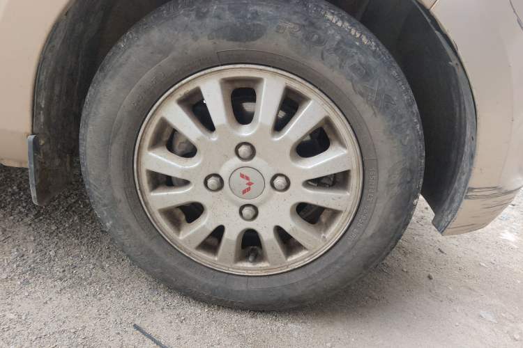 Used Wuling Rongguang V 2018 1.5L Standard Version Right Front Wheel Hub