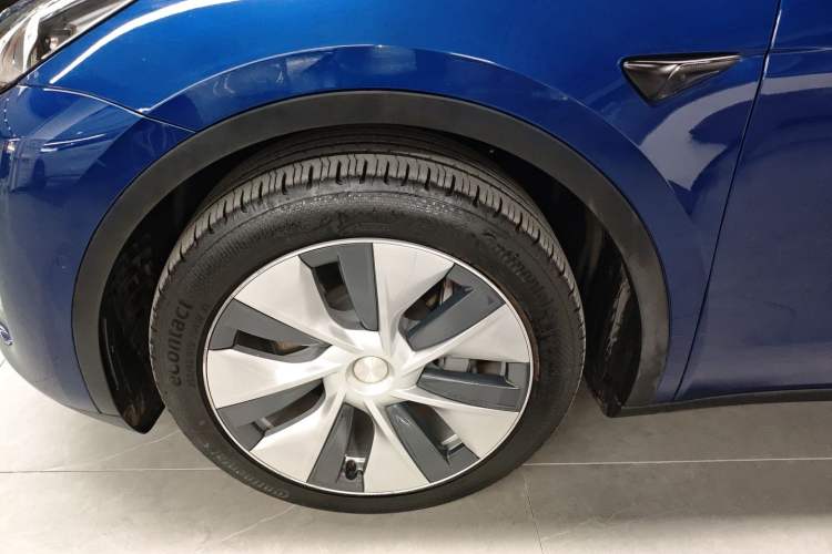 Used Tesla Model Y 2021 Long-Range All-Wheel-Drive Version Left Front Wheel Hub