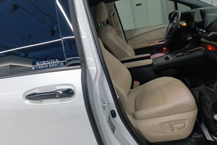 Used Toyota SIENNA 2023 2.5L Hybrid Deluxe Edition