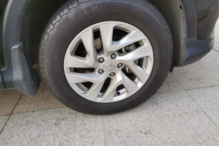 Used Honda CR-V 2015 2.4L four-wheel drive luxury version Right Front Wheel Hub