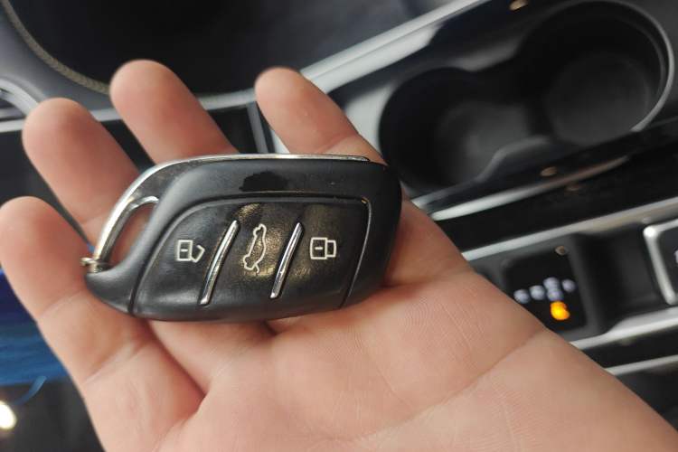 Used Roewe i6 MAX 2020 300TGI Automatic Supreme Edition with Cool Sunroof and Advanced Driving Features