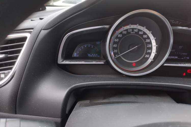 Used Mazda 3 Axela 2016 Sedan 1.5L Manual Comfort Model
