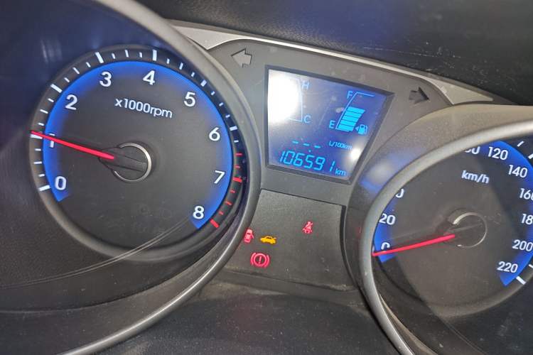 Used Hyundai ix35 2015 2.0L Manual Two-Wheel Drive Comfort Version China IV Standard Odometer Close Up