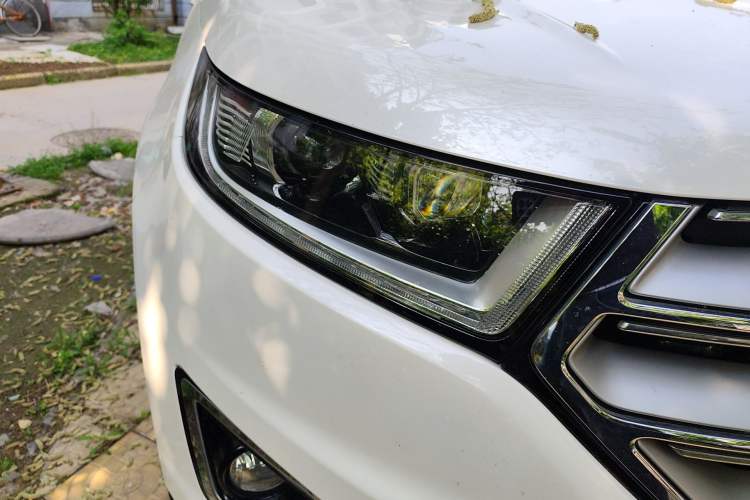 Used Ford Edge 2016 EcoBoost 245 Four-Wheel Drive Titanium Edition 7-Seater Right Front Headlight