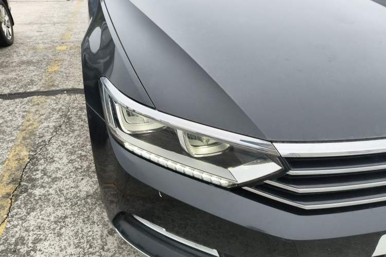 Used Volkswagen Magotan 2017 380TSI DSG Luxury Model Right Front Headlight