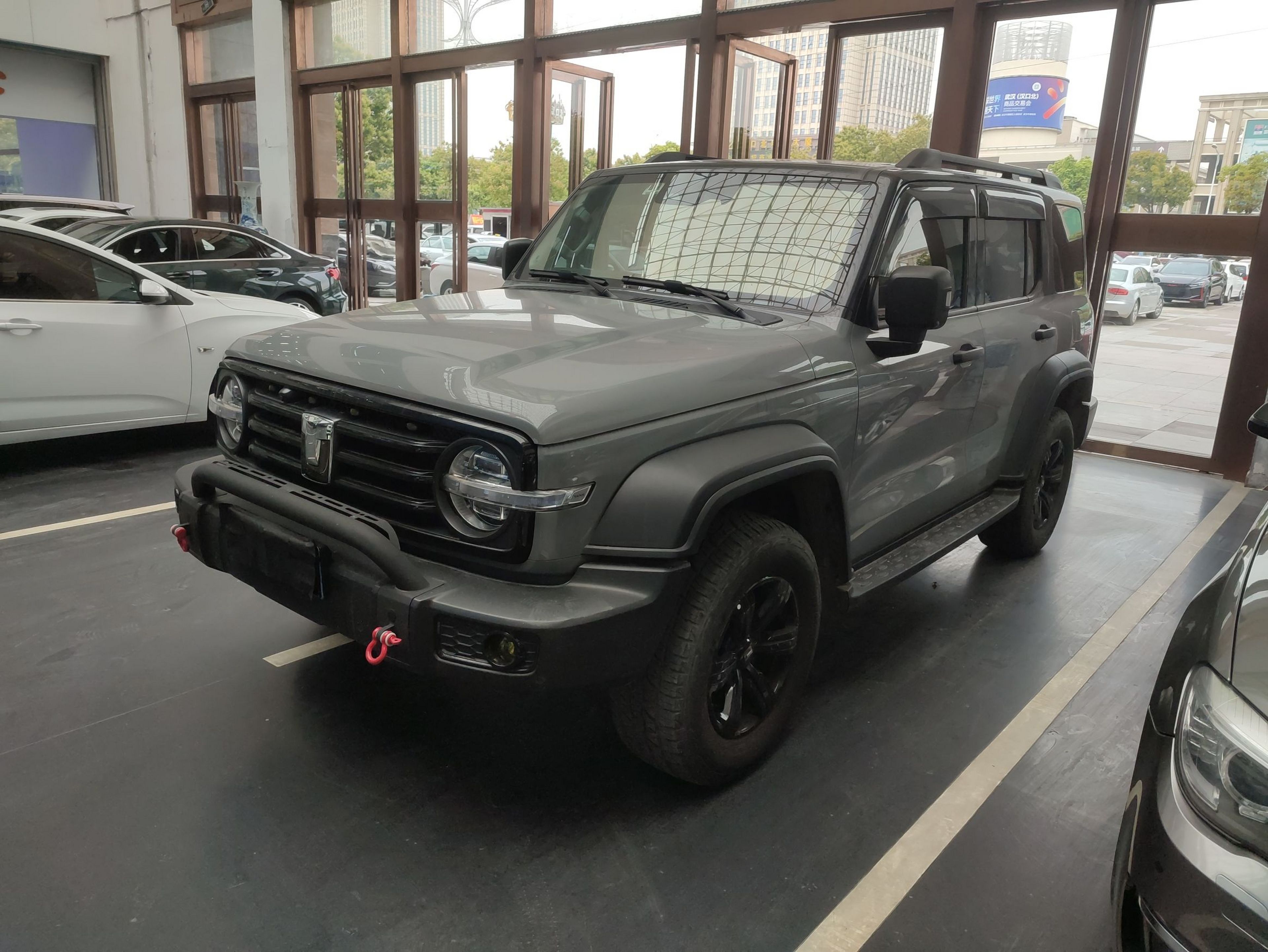 Под передней частью автомобиля