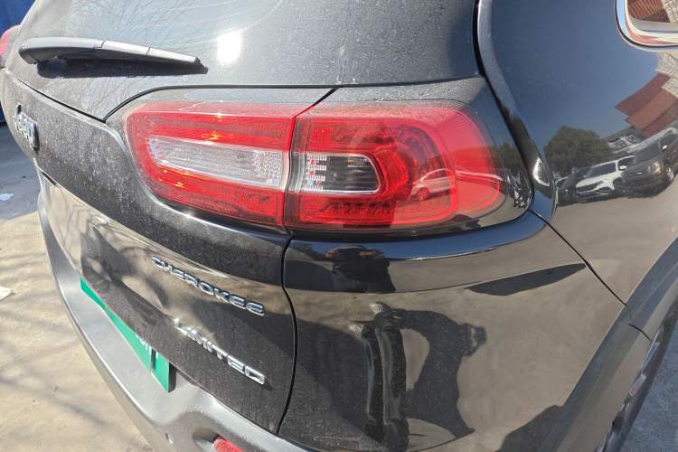 Used Jeep Cherokee 2020 2.0L Two-Wheel Drive Classic Sports Edition
