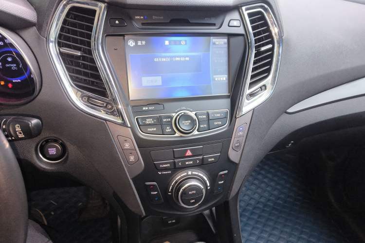 Used Hyundai Santa Fe 2015 2.4L Automatic Two-Wheel Drive Smart Version 5 Seats Audio And AC Panel