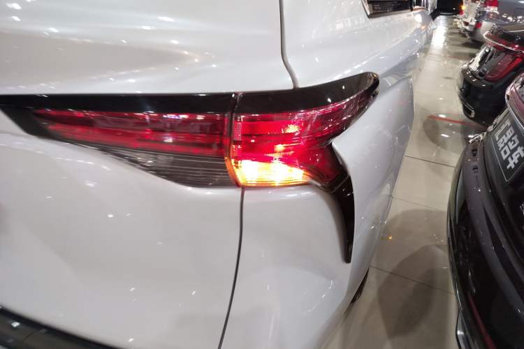 Used Toyota SIENNA 2024 2.5L Hybrid Comfort Edition Right Rear Taillight