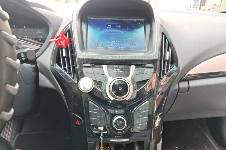 Used BYD Qin New Energy 2015 1.5T Dual-Crown Flagship Plus Edition
