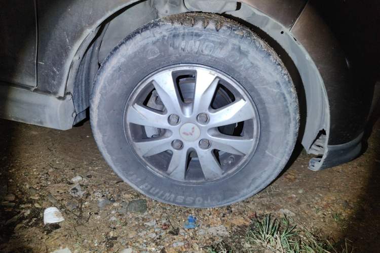 Used Wuling Hongguang 2013 1.5L S Comfort Model Right Front Wheel Hub