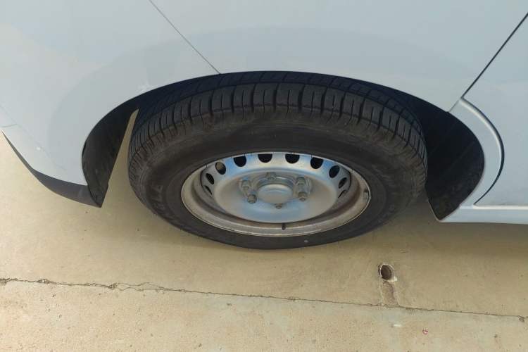 Used Wuling Yangguang 2024 300KM Comfort Version Passenger Van 75kW Left Front Wheel Hub