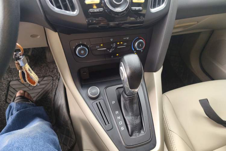 Used Ford Focus 2017 Sedan 1.6L Automatic Comfort Plus SmartDrive Edition Gear Lever