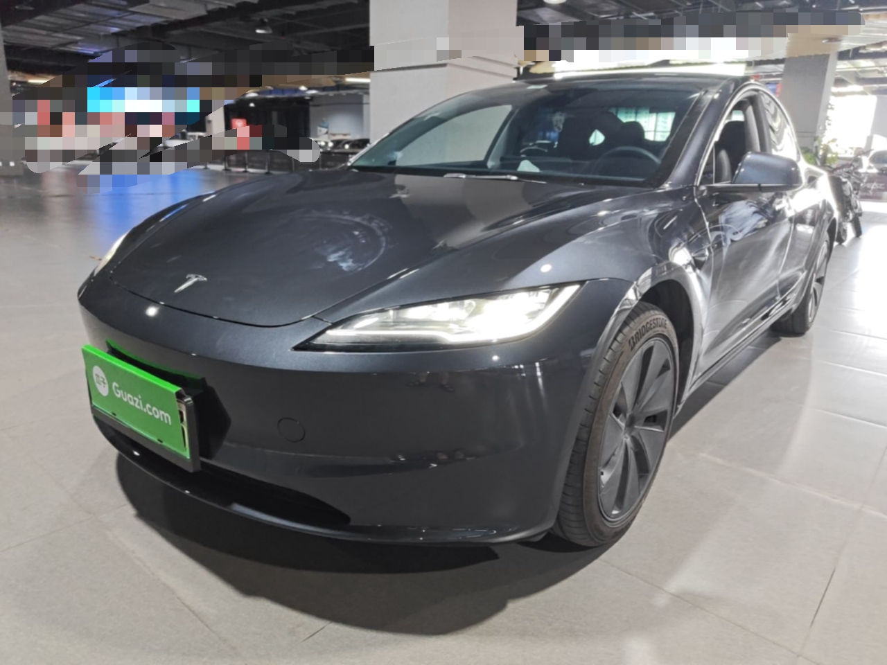Unter der Vorderseite des Autos