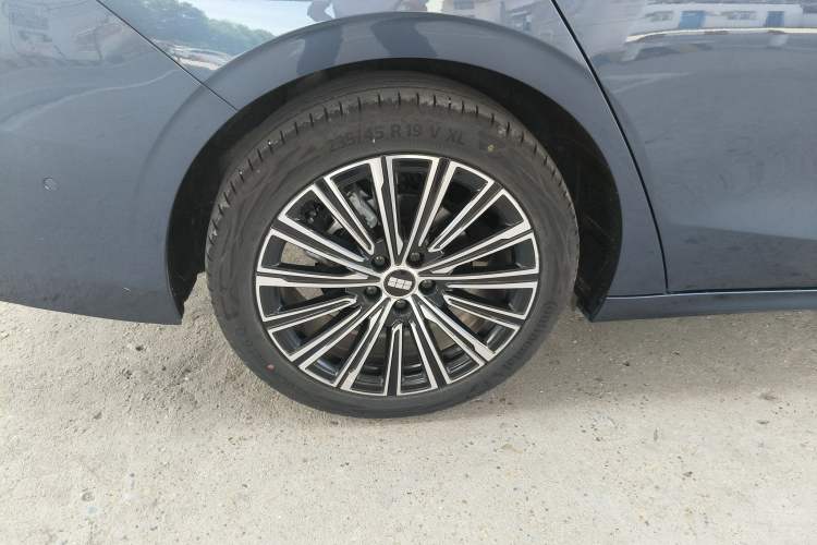 Used Geely Galaxy A7 2025 Model EM-i 150km Starship Edition Right Rear Wheel Hub