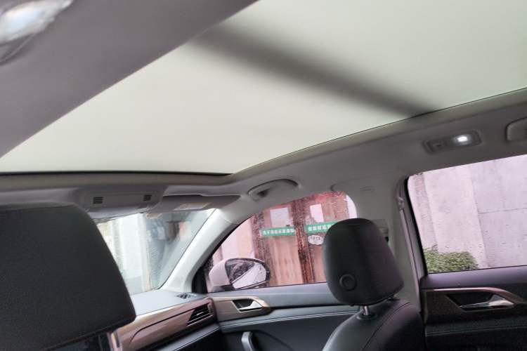 Used Volkswagen Tharu 2022 280TSI Two-Wheel-Drive Luxury Edition Headliner