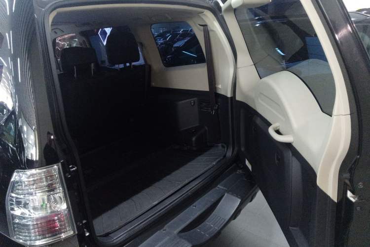 Used Mitsubishi Pajero 2019 3.0L Automatic Comfort Edition Trunk