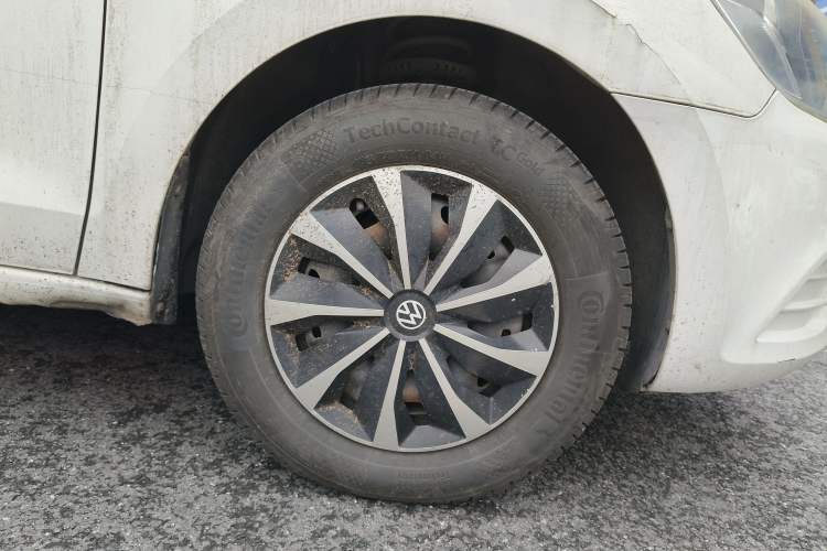 Used Volkswagen Jetta 2015 Value Edition 1.6L Automatic Fashion Version Right Front Wheel Hub