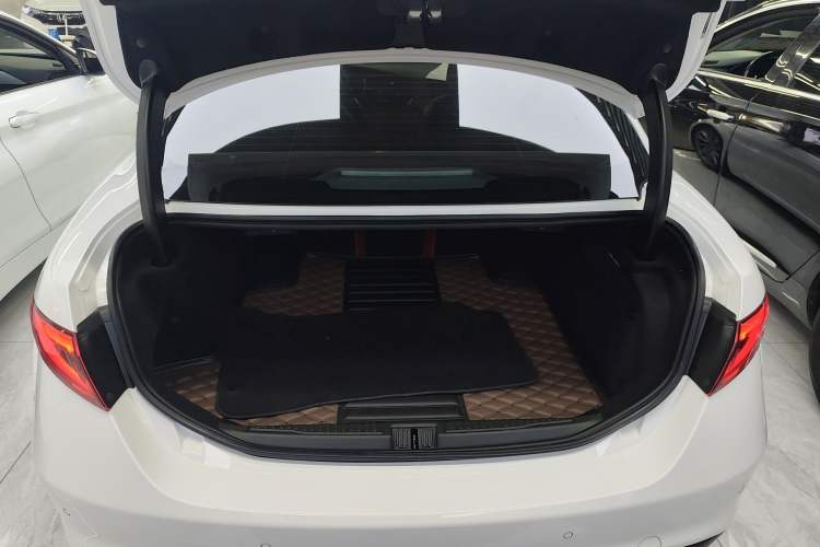 Used Alfa Romeo Giulia 2017 2.0T 200HP Luxury Edition
