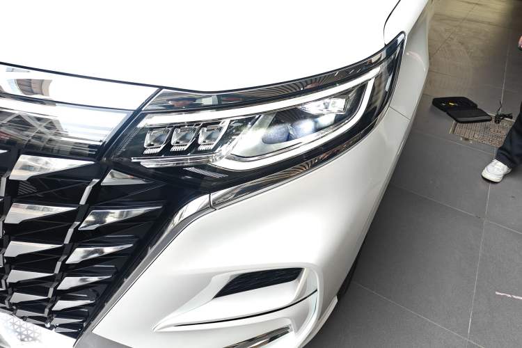 Used Roewe iMAX8 New Energy 2025 1.5T DMH Lu Zun Deluxe Edition
