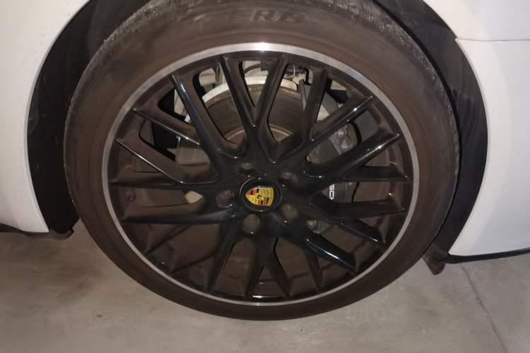 Used Porsche Panamera 2023-Year Restyled Panamera Executive Extended Platinum Edition 2.9T Right Front Wheel Hub