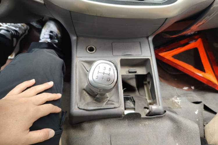 Used Jinbei Hiace 2011 2.0L 5th Generation Kuaiyunwang Luxury Version 4G20B
