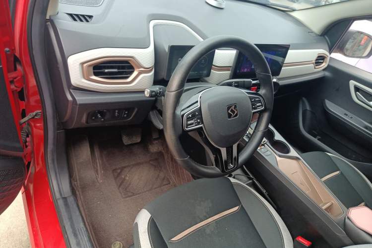 Used SOL E10X 2021 302 km Range Luxury Version 30.2 kWh Center Console