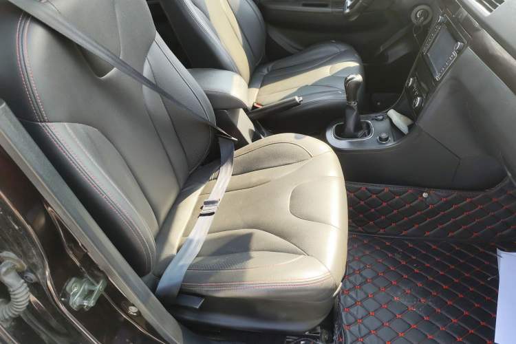 Used Dongfeng Fengon 370 2016 1.5L Manual Luxury 7-Seater
