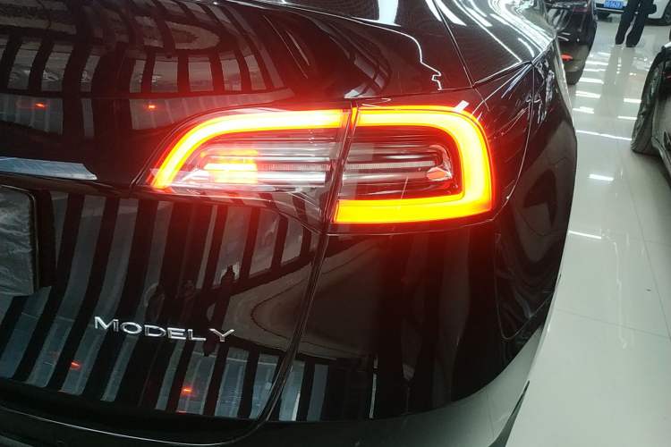 Used Tesla Model Y 2022 Long-Range All-Wheel-Drive Version Right Rear Taillight