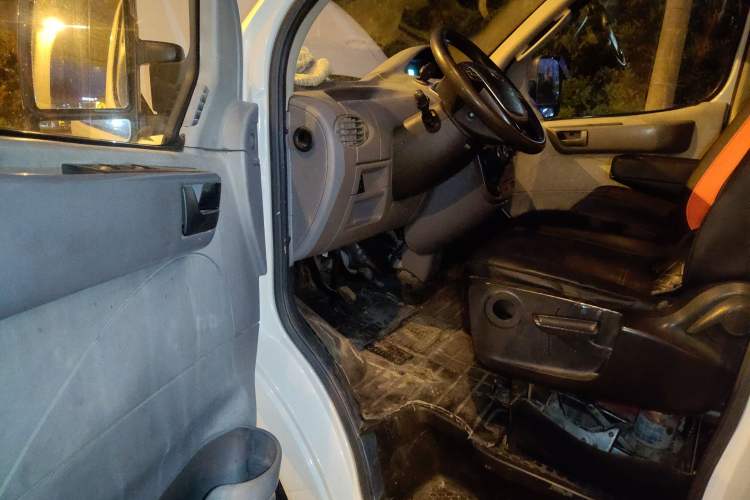 Used SAIC MAXUS Xintu V80 2018 2.5T 6-Speed Manual Aoyuntong Facelifted Short Wheelbase Mid-Height 5-6-Seater Driver Seat