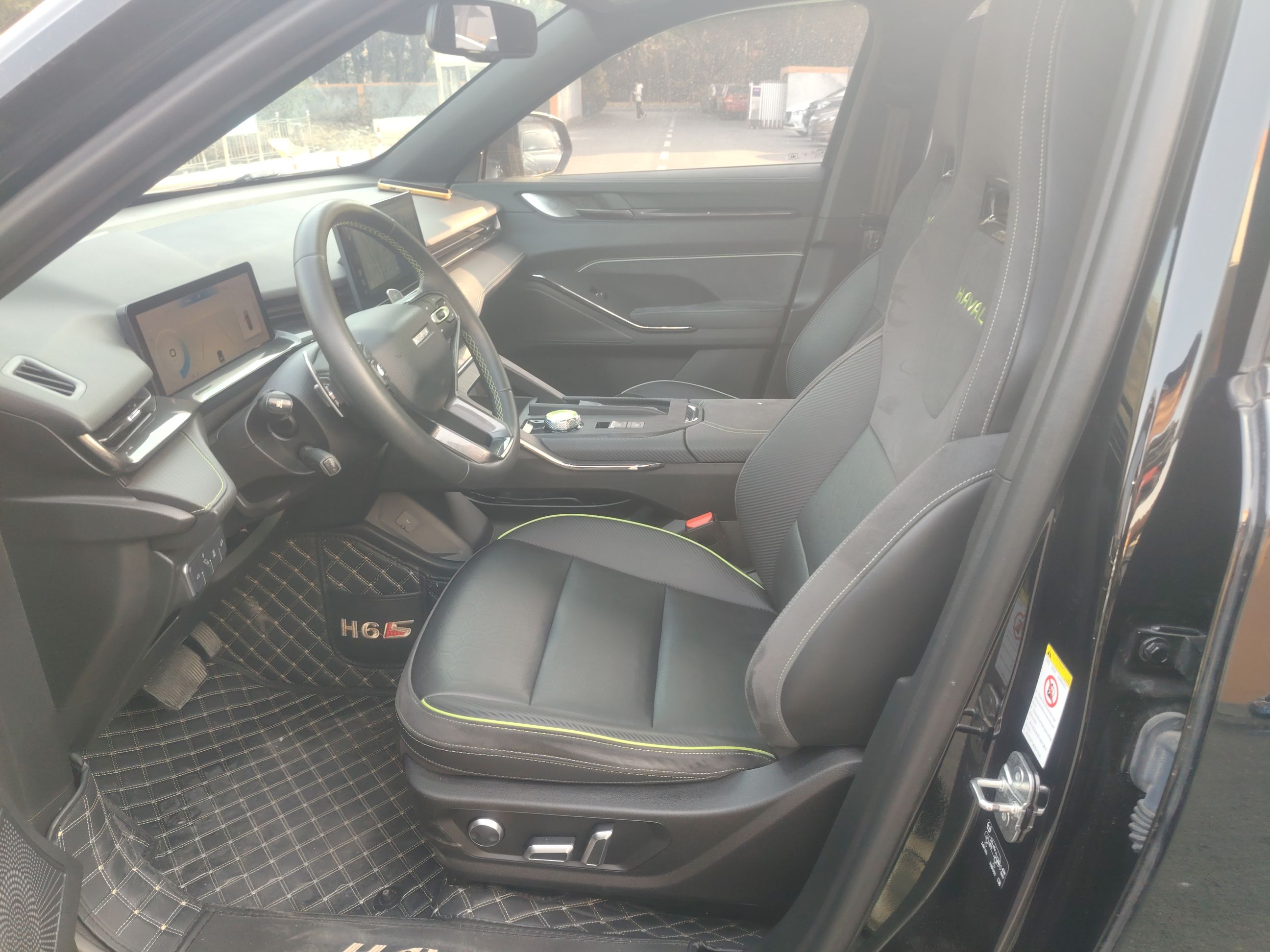 المقاعد الأمامية داخل السيارة