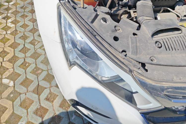 Used BYD Qin New Energy 2015 1.5T Dual-Crown Flagship Plus Edition Right Front Headlight