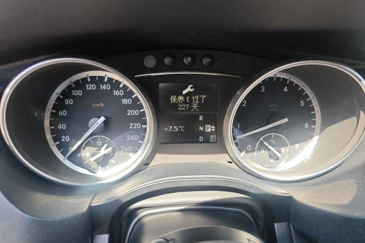 Used Mercedes-Benz R-Class 2017 R 320 4MATIC Business Edition Prestige Model
