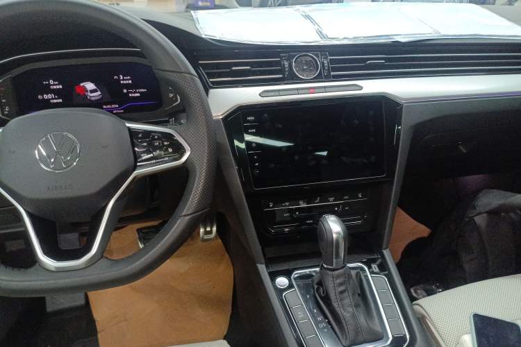 Used Volkswagen Magotan 2023 2 Million Units Commemorative Edition 330TSI DSG Luxury Version Audio And AC Panel