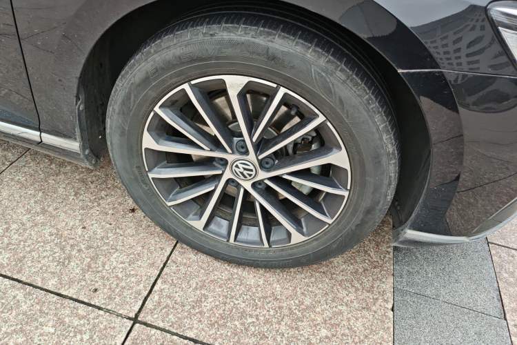 Used Volkswagen Magotan 2020 330TSI DSG Luxury Edition Right Front Wheel Hub