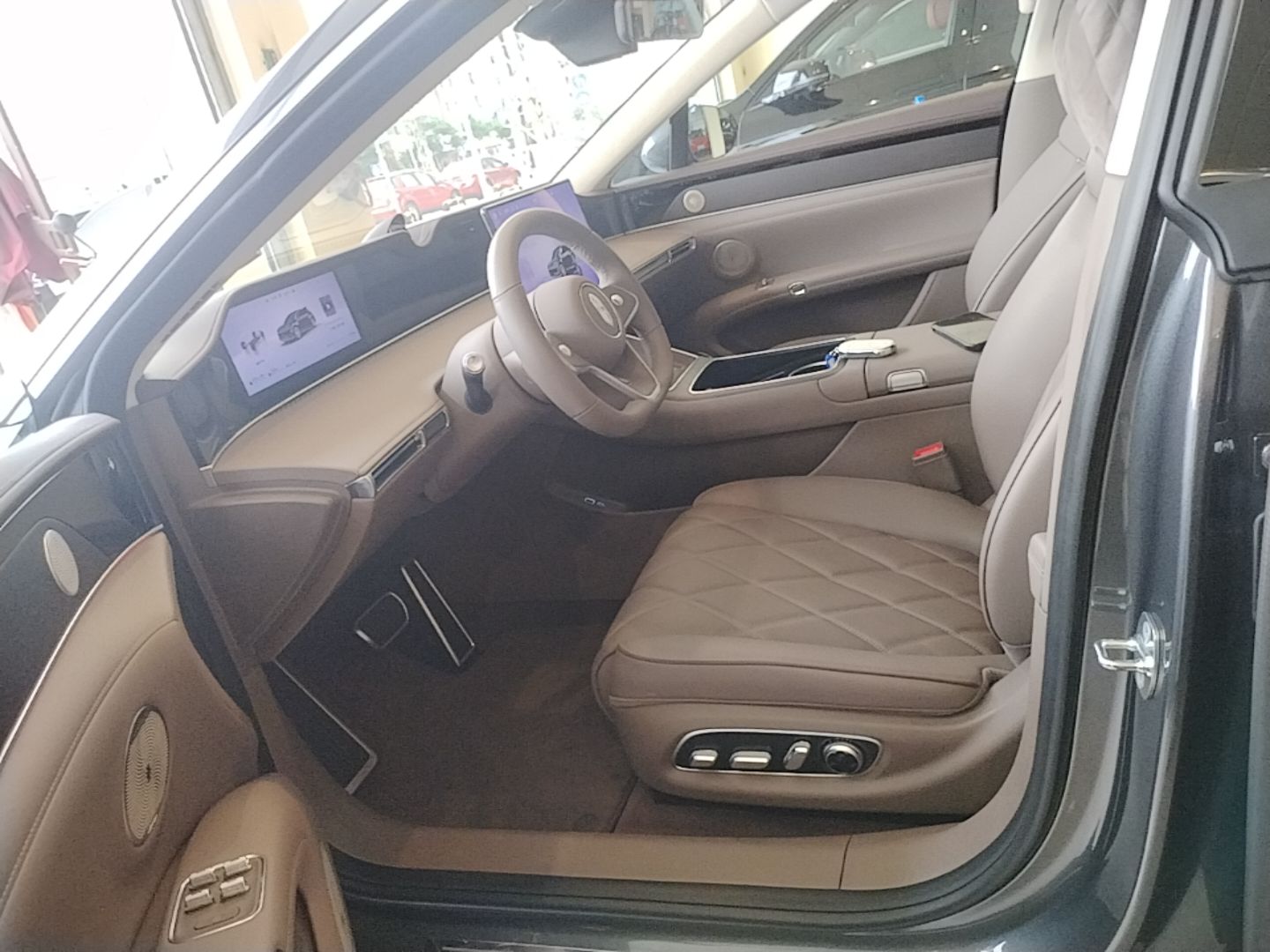 المقاعد الأمامية داخل السيارة