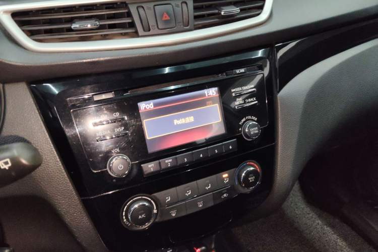 Used Nissan Qashqai 2016 2.0L CVT Elite Edition Audio And AC Panel