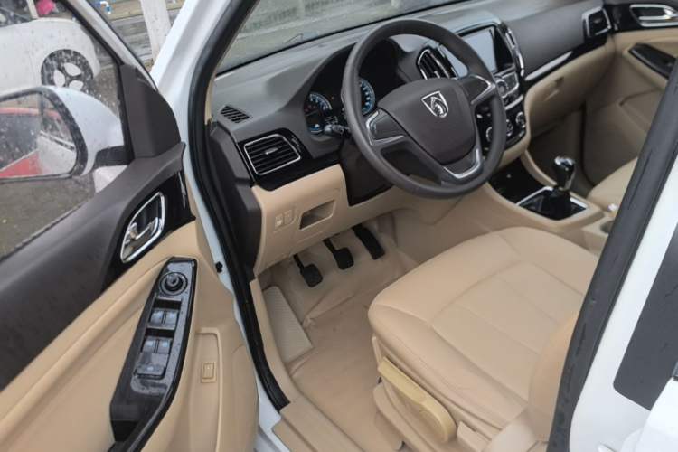 Used Baojun 730 2014 1.5L manual Comfort ESP version 7 seats
