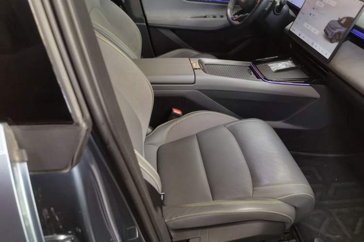 Used Lynk & Co 08 EM-P 2025 220 km All-Wheel-Drive Performance Halo Right Front Seat