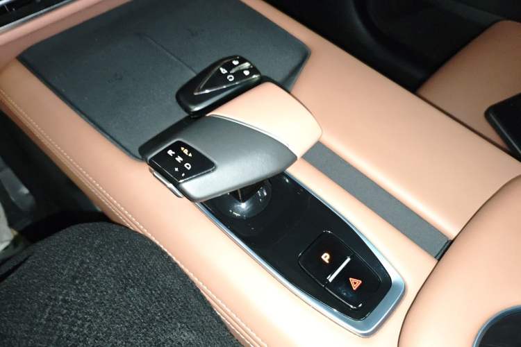 Used CHANGAN UNI-Z 2025 1.5T Premium Edition Gear Lever