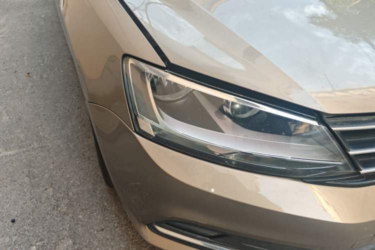 Used Volkswagen Sagitar 2015 230TSI Automatic Comfort Version Right Front Headlight